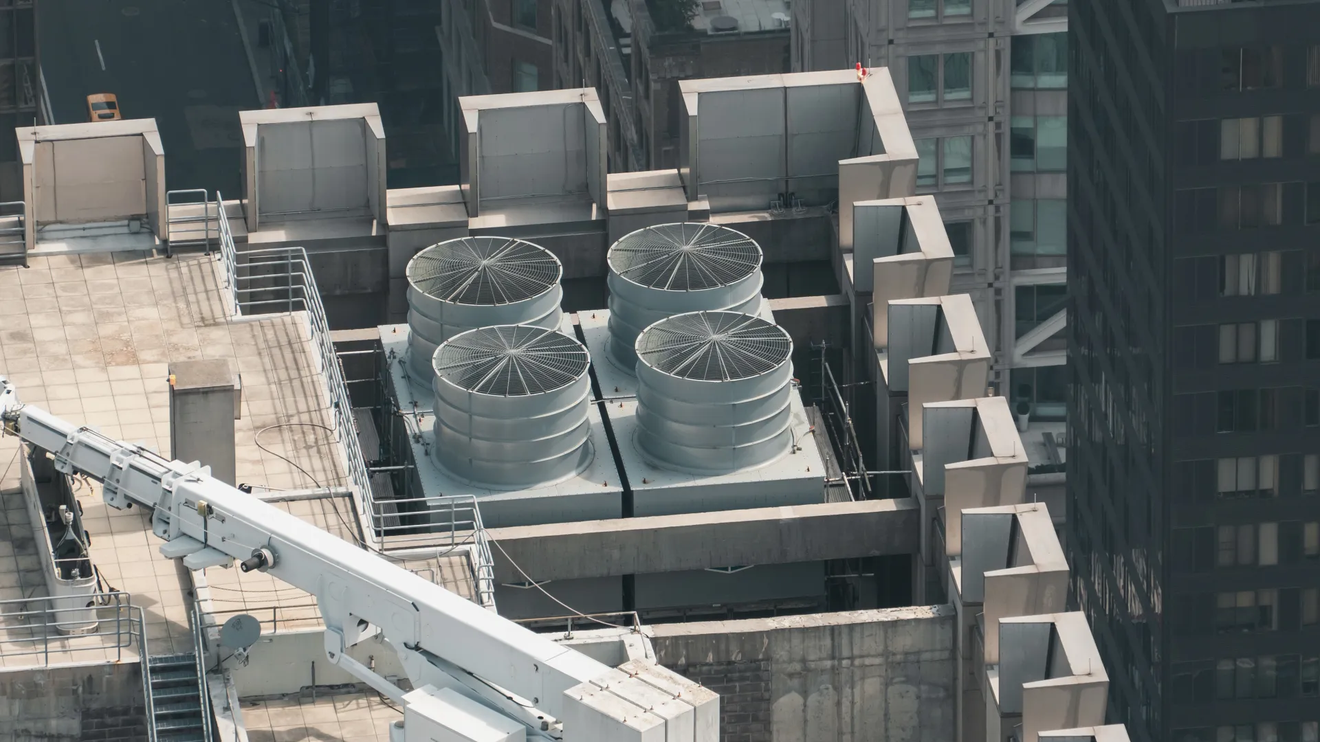 Emergency HVAC rooftop system response for Brampton commercial building GTA