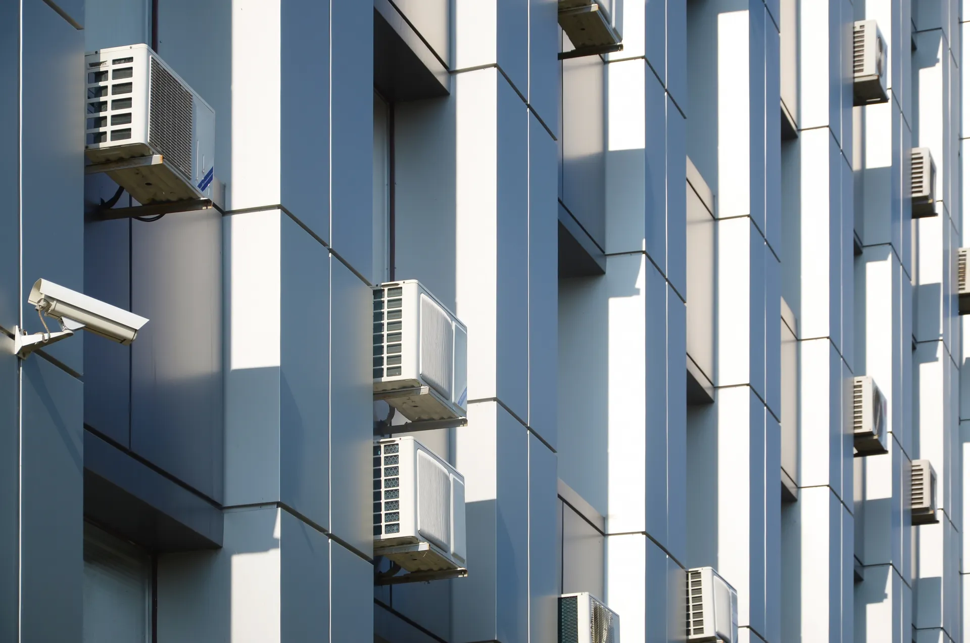 Multiple commercial HVAC rooftop systems on a GTA building serving aging building infrastructure